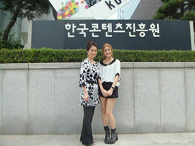 収録スタジオの前で